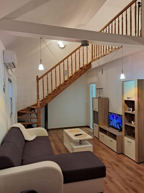 Communal lounge/ TV room, TV and multimedia, Living room, Seating area, Evening entertainment