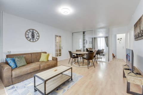 TV and multimedia, Kitchen or kitchenette, Living room, Seating area, Dining area