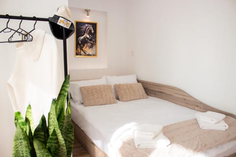 Bed, Bedroom, towels