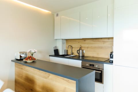 Coffee/tea facilities, Kitchen or kitchenette, stove