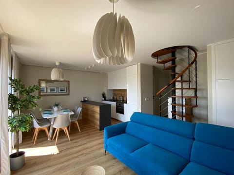 TV and multimedia, Kitchen or kitchenette, Living room, Seating area, Dining area