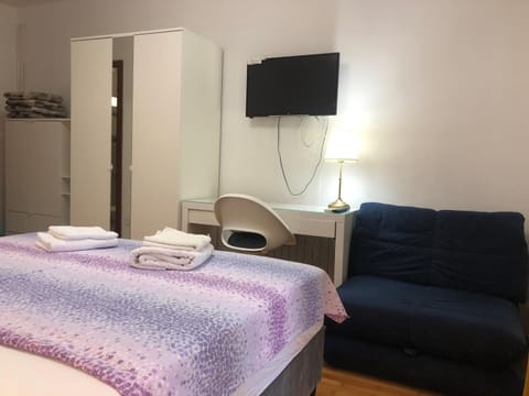 Double room with bathroom, beach close, kitchen use Bed and Breakfast in Premantura