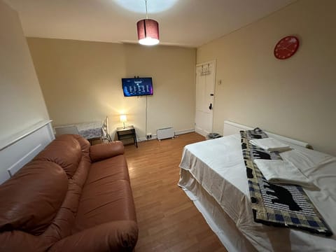 Bed, TV and multimedia, Bedroom