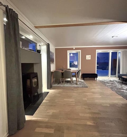 Living room, Dining area, fireplace