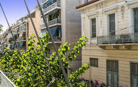 3 Bedroom Gem at METRO Apartment in Athens