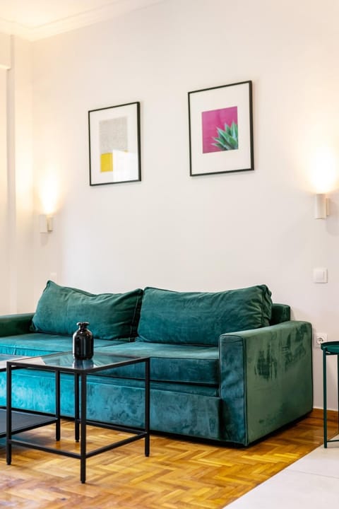 3 Bedroom Gem at METRO Apartment in Athens