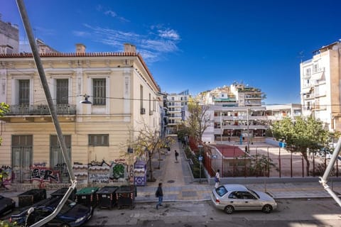 3 Bedroom Gem at METRO Apartment in Athens