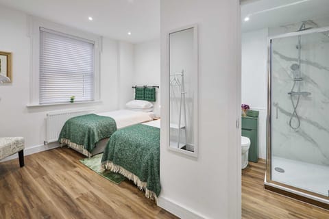 Shower, Bed, Bathroom, Bedroom, towels