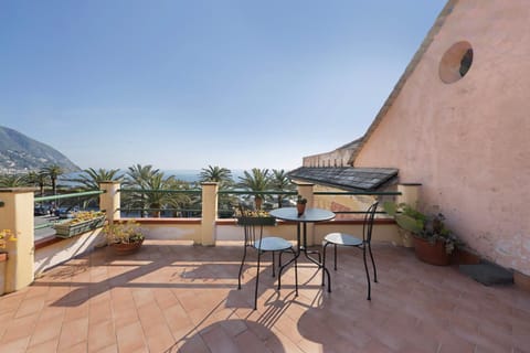 Property building, Balcony/Terrace, Living room