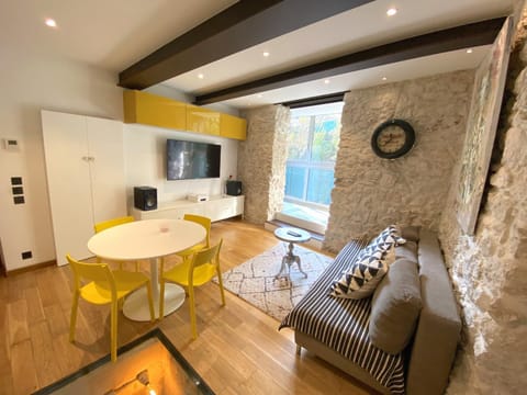 TV and multimedia, Living room, Dining area