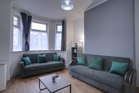 Sleeps 18 Lovely Mcr Home by City SuperHost House in Manchester