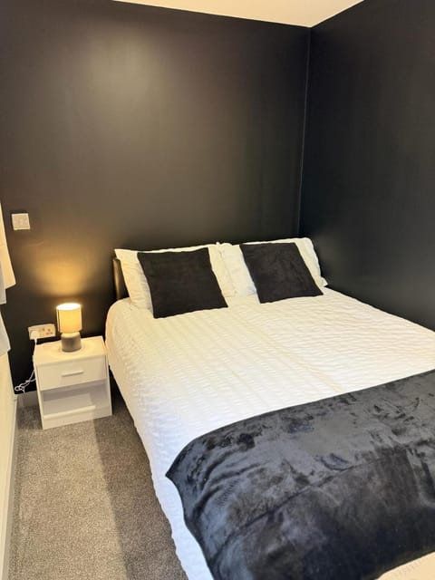 Two Bedroom Flat by Brookland Stays Serviced Accommodation Short Lets Leeds with Free WiFi Apartment in England