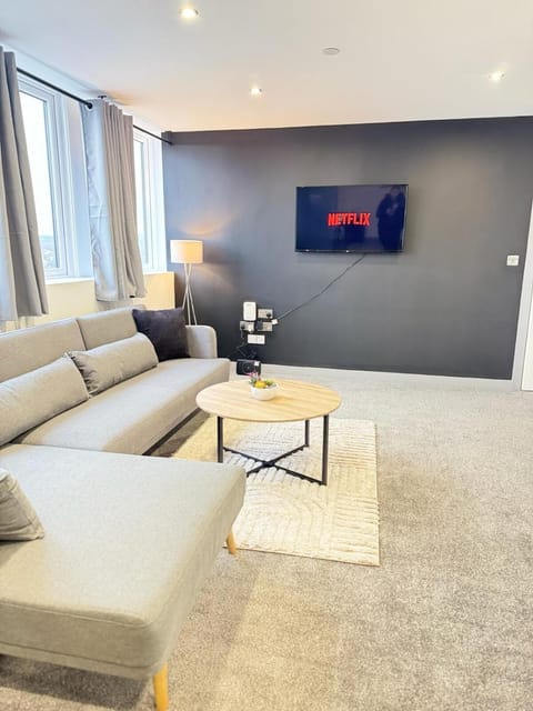 Two Bedroom Flat by Brookland Stays Serviced Accommodation Short Lets Leeds with Free WiFi Apartment in England