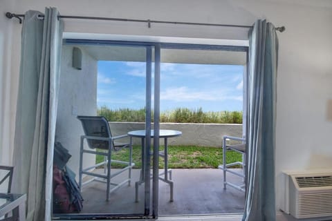 130 Direct Ocean Front 1 bedroom condo with heated pool Apartment in Crescent Beach