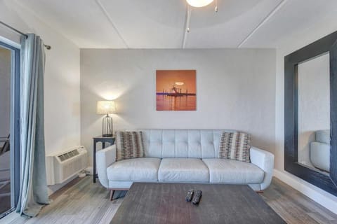 130 Direct Ocean Front 1 bedroom condo with heated pool Apartment in Crescent Beach