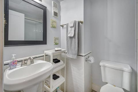 130 Direct Ocean Front 1 bedroom condo with heated pool Apartment in Crescent Beach