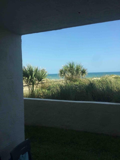 130 Direct Ocean Front 1 bedroom condo with heated pool Apartment in Crescent Beach