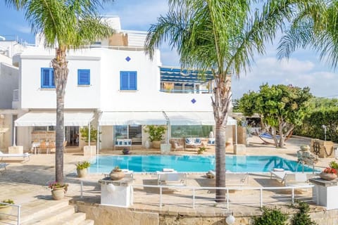 Property building, Day, Garden, Garden view, Pool view, Swimming pool, sunbed
