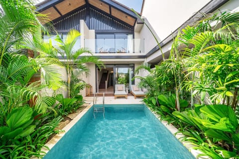 Property building, Patio, Garden, Garden view, Swimming pool, Swimming pool
