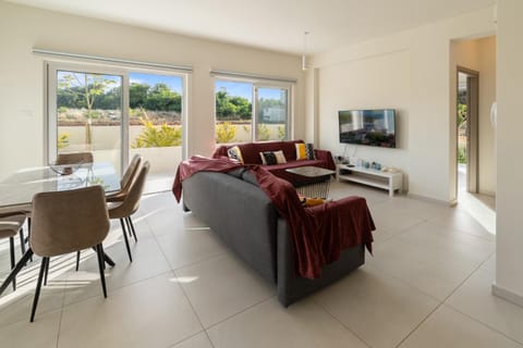 Communal lounge/ TV room, Bed, TV and multimedia, Living room, Photo of the whole room, Seating area, Dining area, Evening entertainment, Bedroom