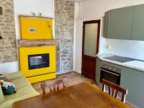 Kitchen or kitchenette, fireplace
