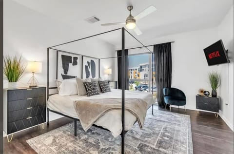 Crystal Flats King Bed Pool Fitness Center Dog Park Wellness Center BBQ House in Rogers