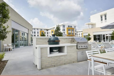 Crystal Flats King Bed Pool Fitness Center Dog Park Wellness Center BBQ House in Rogers