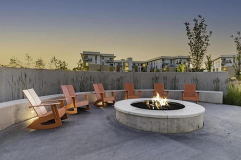 Crystal Flats King Bed Pool Fitness Center Dog Park Wellness Center BBQ House in Rogers