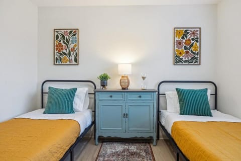 Sunny Door Escape - Entire House in Richmond TX with Cowboy Pool House in Sugar Land