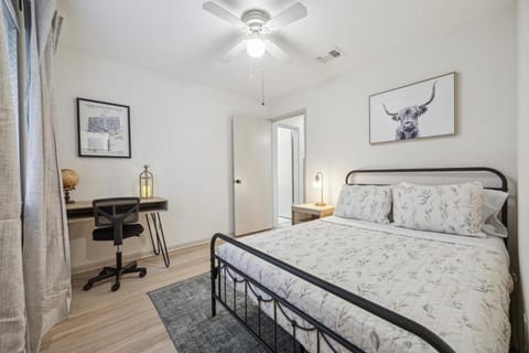 Sunny Door Escape - Entire House in Richmond TX with Cowboy Pool House in Sugar Land