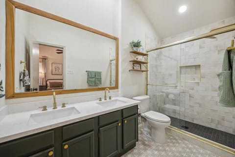 Sunny Door Escape - Entire House in Richmond TX with Cowboy Pool House in Sugar Land