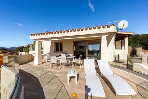 Property building, Natural landscape, Balcony/Terrace, Dining area, sunbed