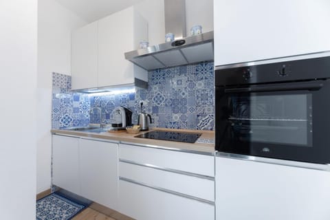 Coffee/tea facilities, oven, stove