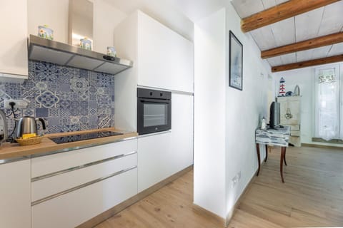 Kitchen or kitchenette, oven, stove