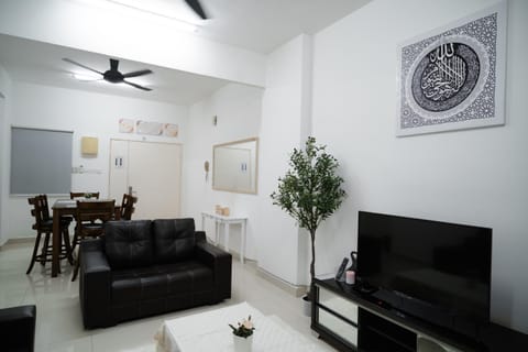 Communal lounge/ TV room, TV and multimedia, Living room, Seating area, Dining area, Evening entertainment