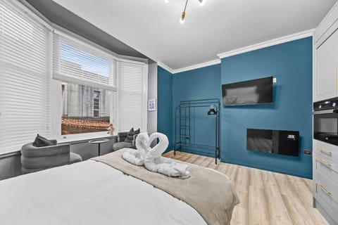 Bed, TV and multimedia, View (from property/room), Seating area, Bedroom