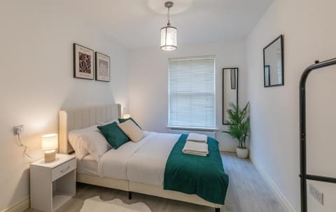 Winchester City Centre Flat Sleeps 6 Free Parking Apartment in Winchester