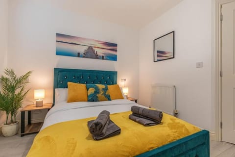 Winchester City Centre Flat Sleeps 6 Free Parking Apartment in Winchester