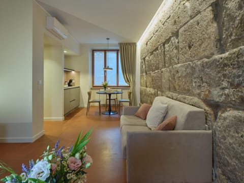 Coffee/tea facilities, Seating area, Dining area, air conditioner