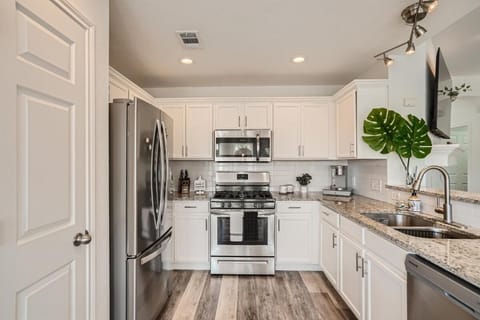 Cozy 3BR - Pet-Friendly Haven with fireplace House in Pflugerville