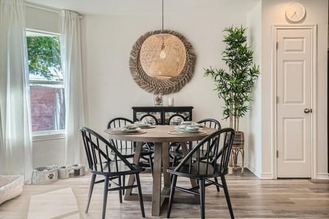 Cozy 3BR - Pet-Friendly Haven with fireplace House in Pflugerville