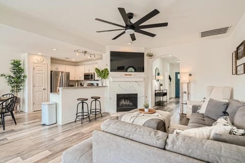 Cozy 3BR - Pet-Friendly Haven with fireplace House in Pflugerville