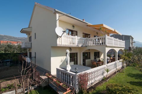 Facade/entrance, Decorative detail