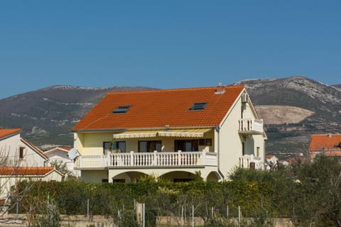 Facade/entrance, Neighbourhood