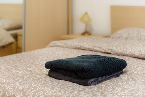 Bed, Bedroom, towels
