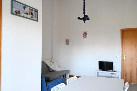 S076 - Sirolo, bilocale in centro, con terrazzo e aria condizionata! Apartment in Sirolo