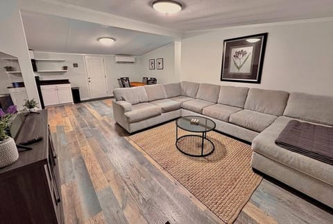 TV and multimedia, Kitchen or kitchenette, Living room, Seating area