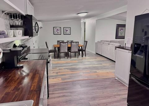 Kitchen or kitchenette, Seating area, Dining area, oven, stove