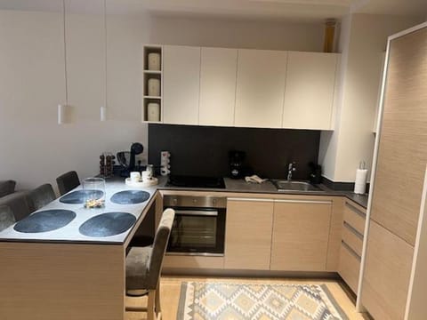 Kitchen or kitchenette, dishwasher, stove