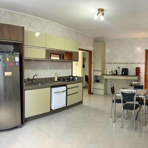 Coffee/tea facilities, Kitchen or kitchenette, Dining area, dishwasher, pet friendly, stove